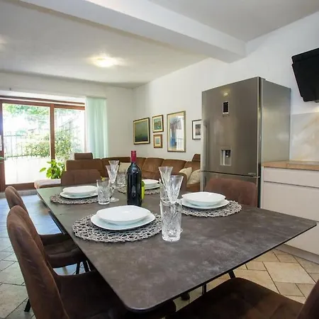 Old Town Apartment *